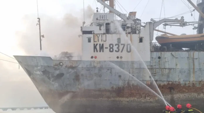 Prefectura sofocó el incendio de un buque pesquero en Puerto Madryn