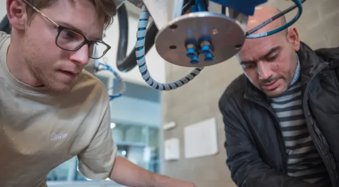 Campana: Estudiantes italianos compartieron un entrenamiento intensivo de robótica en la ETRR