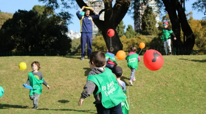 Vacaciones de invierno: por qué aconsejan que los chicos disminuyan el uso de pantallas y refuercen la dosis de Vitamina N