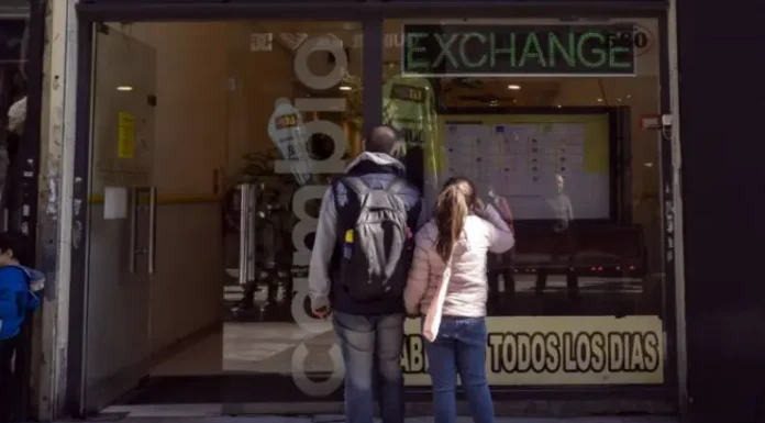 Pese al guiño del FMI, el dólar blue subió $24 y llegó a $552
