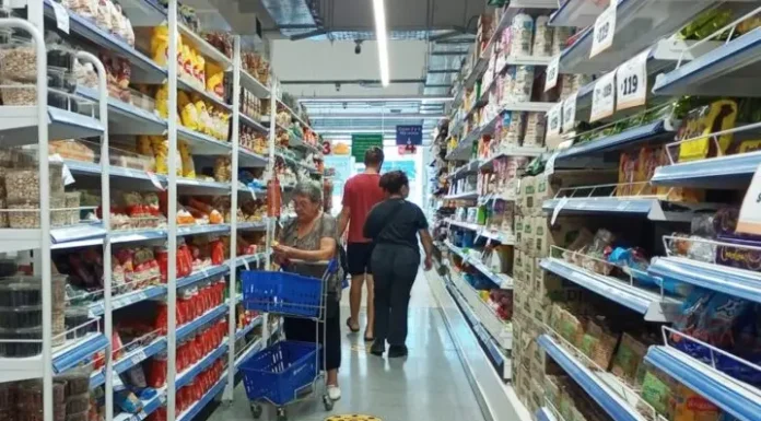 Las ventas minoristas se desplomaron 13,7% en diciembre y cerraron el año 3,4% abajo