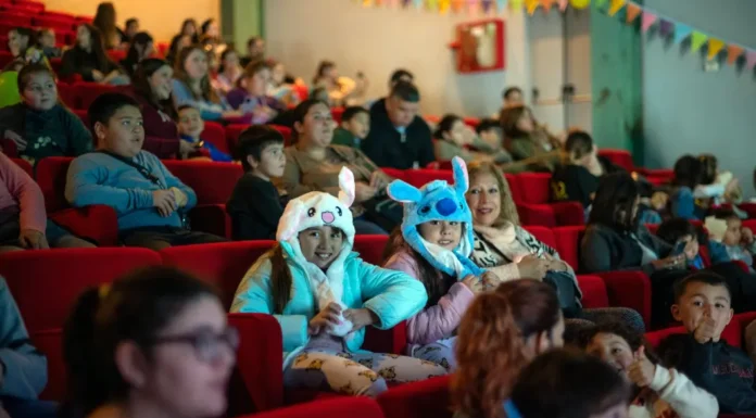 Vacaciones de Invierno: Más de 450 personas disfrutaron de dos películas de Disney en el Auditorio de Tenaris