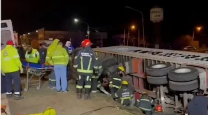 Campana: un camión volcó, chocó a un auto estacionado en la banquina y murieron el chofer y una nena