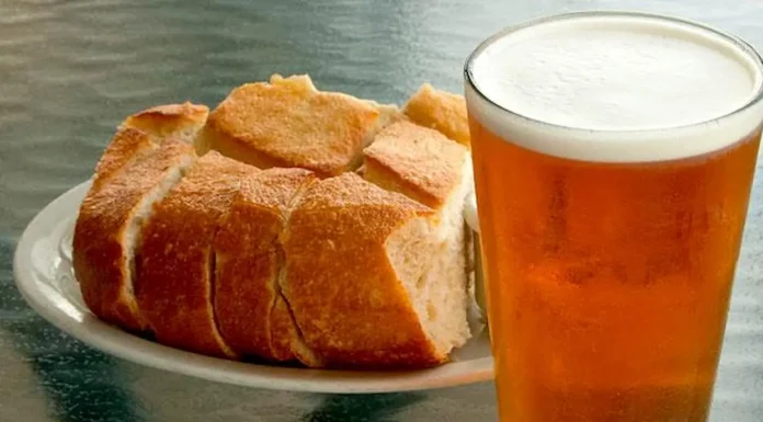 Importante: Fabrican una cerveza con cebada y pan duro para reducir el desperdicio alimentario