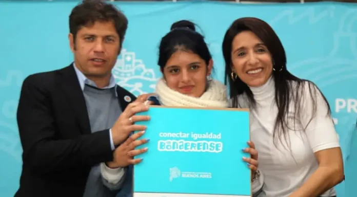 En campaña: Kicillof y Propato entregaron netbooks a más de 700 alumnos de “Conectar Igualdad” y una ambulancia al Hospital