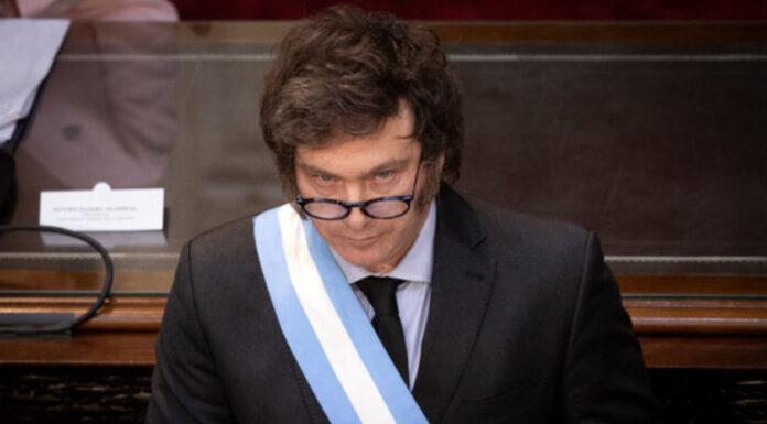 Milei dio marcha atrás con el aumento de su sueldo y lanzó una amenaza a Cristina