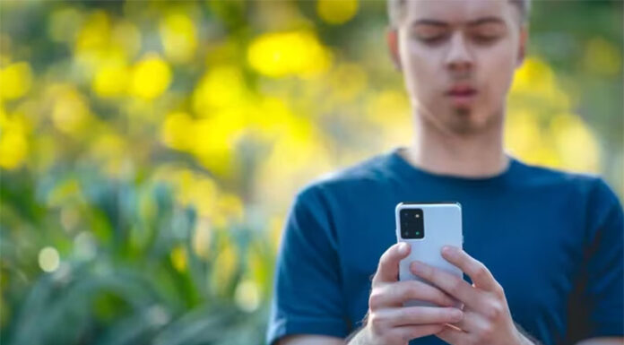 Peatones digitales: el impacto de usar el celular al caminar por la calle en la seguridad y la salud mental