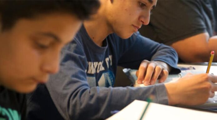 Creció la cantidad de chicos que van a la escuela pero el 22% termina en tiempo y forma
