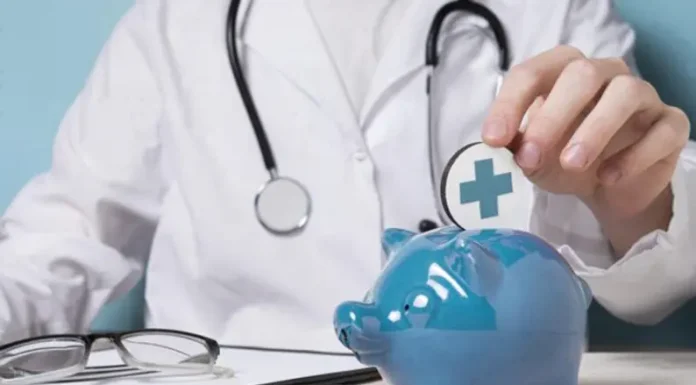 El Gobierno de Javier Milei analiza cobrar los servicios de salud pública a extranjeros