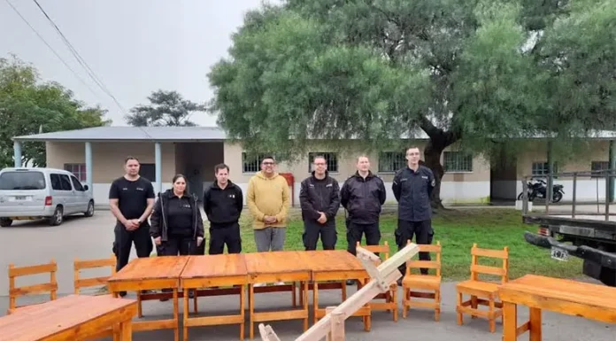 En una cárcel de Campana elaboraron mesas, sillas, una alacena y un juego de plaza para un Centro Cultural de Zárate