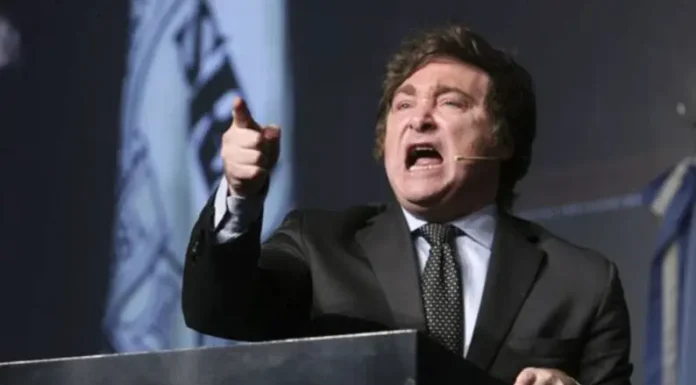 “Cero pánico”: Milei le restó importancia a la suba del blue y anunció medidas para el dólar