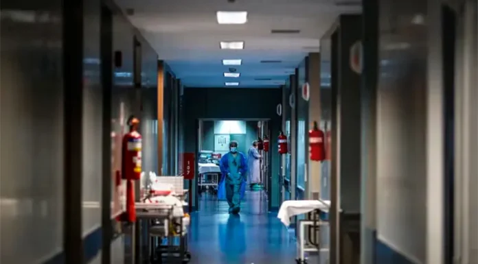 El Ministerio de Salud evalúa cobrar la atención a extranjeros en hospitales públicos