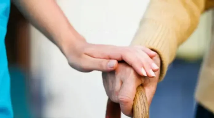 Cuidar a un ser querido que tuvo un ACV requiere más de 500 horas por año