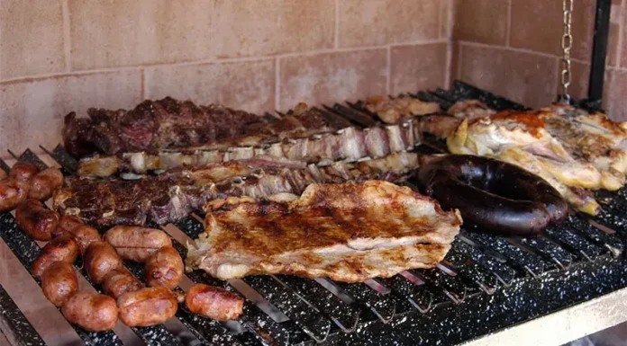 El asado argentino se ubicó entre los 10 mejores platos del mundo, según un ranking global