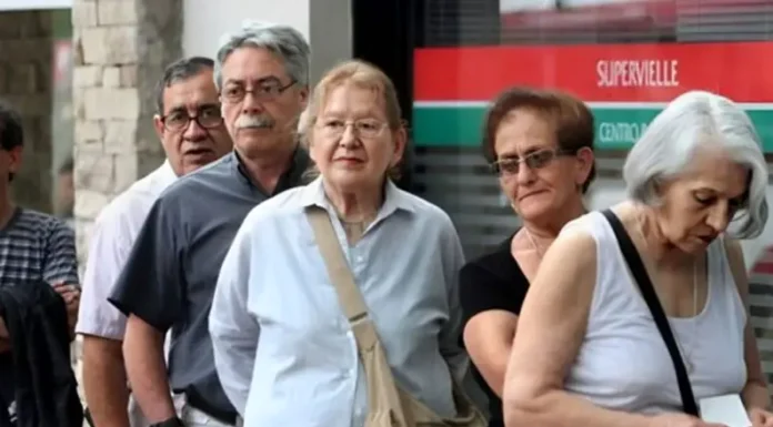El Gobierno analiza premiar a los jubilados que aportaron al sistema previsional y no recurrieron a moratorias
