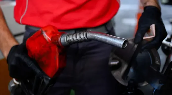 ¿Por qué es mejor cargar nafta por litro en lugar de por un monto de dinero?