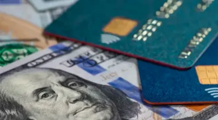 Bimonetarismo: los precios podrán mostrarse en pesos y en dólares y avanza la posibilidad de pagar algunos productos en ambas monedas