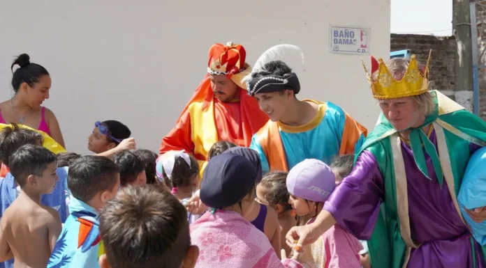 En Zárate, con visita de los Reyes Magos, hoy inició la Colonia Municipal en el Club Belgrano.