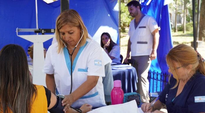 En Zárate, la Secretaría de Salud llevó a cabo una nueva posta sanitaria en la plaza central de la ciudad.
