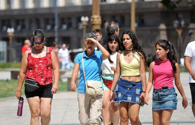 Sensación pegote: ¿por qué hay días más agobiantes que otros en verano?