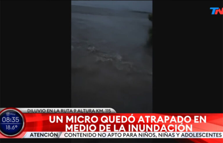 Por la suba del agua quedaron dos colectivos de larga distancia varados en la Ruta 9