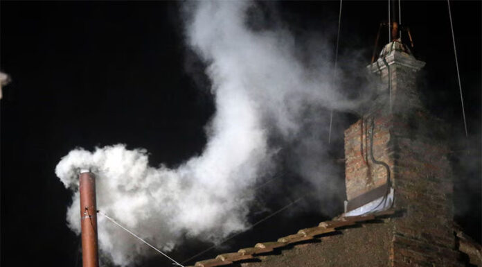 Fumata blanca o negra: cuál es la fórmula química que diferencia el color del humo durante el cónclave papal