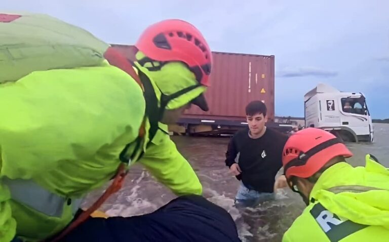 La cifra de evacuados por el temporal creció a más de 2.500, según Defensa Civil