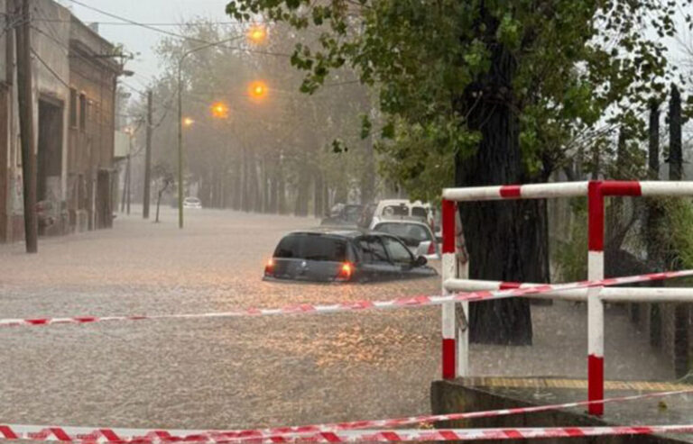 Defensa Civil de la Provincia instó a “no transitar” por las zonas más afectadas por la tormenta