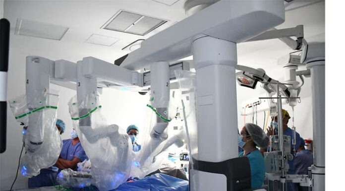 El robot que operó a un bebé junto a un urólogo: fue en Colombia y el resultado sorprendió en América Latina