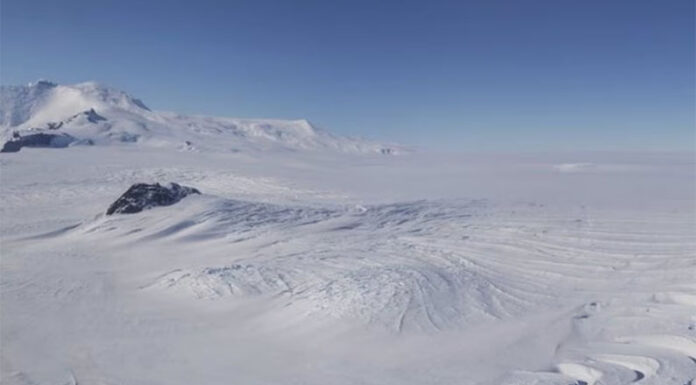 Científicos analizan extrañas señales captadas debajo del hielo en la Antártida