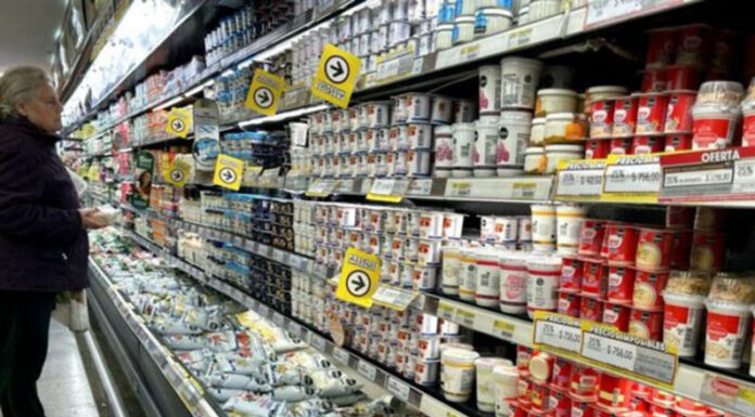 Según varias consultoras, la suba del dólar empezó a impactar en los precios