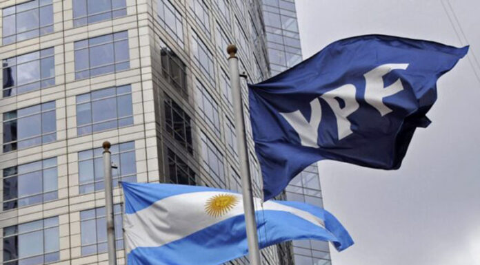 Ordenan ceder el 51% de las acciones de YPF a beneficiarios del fallo por la expropiación