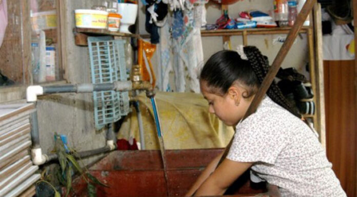 Las adolescentes de Argentina dedican el doble de tiempo al trabajo doméstico que los varones