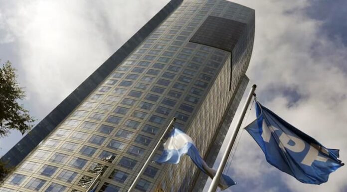 YPF: la Justicia de EE.UU. suspendió la orden de entregar las acciones mientras Argentina apela