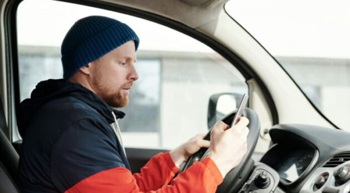 Multas por usar el celular con el auto detenido: cuándo se aplican