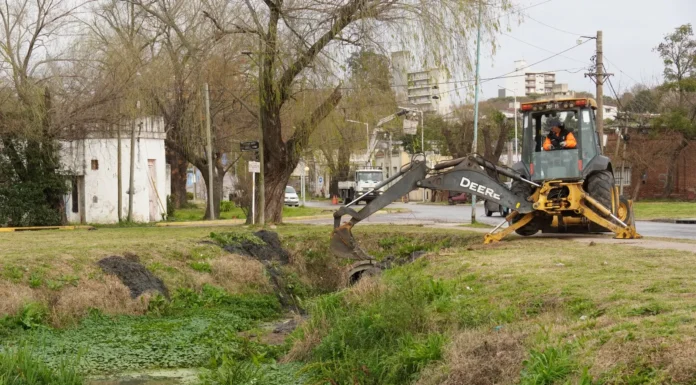 En Zárate se hace mantenimiento urbano con limpieza preventiva y obras de bacheo en distintos puntos de la ciudad