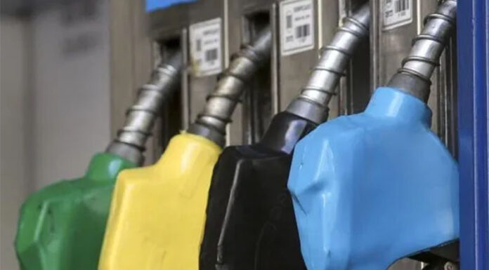Suba del dólar y atraso en combustibles: ¿cuánto deberían aumentar los precios en el surtidor?