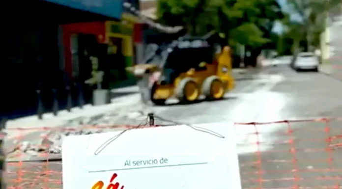 En Zárate hacen bacheo en zona céntrica, se repara la calle Brown entre Independencia y Rómulo Noya