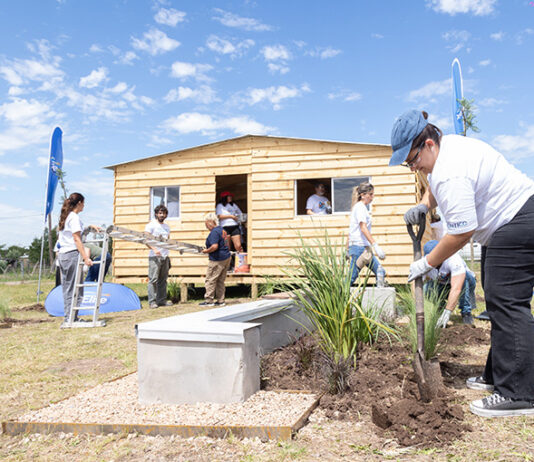 Softys y TECHO construyeron un salón comunitario, una cocina y una torre de agua para el barrio El Gauchito en Zárate