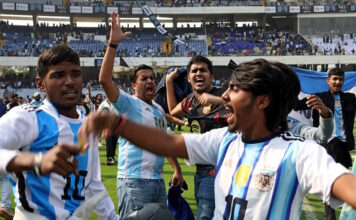 Caos en la visita de Messi a la India: estuvo solo 20 minutos y los hinchas destrozaron todo