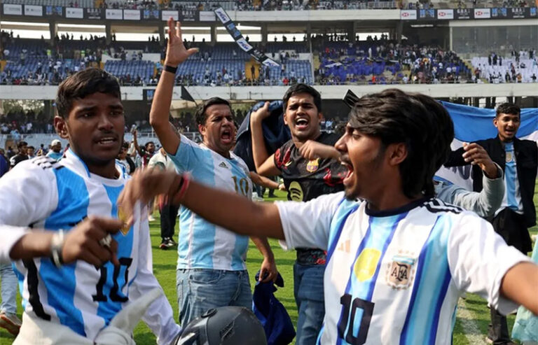 Caos en la visita de Messi a la India: estuvo solo 20 minutos y los hinchas destrozaron todo