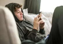 Adolescentes sin redes sociales: un país ensaya una ley innovadora