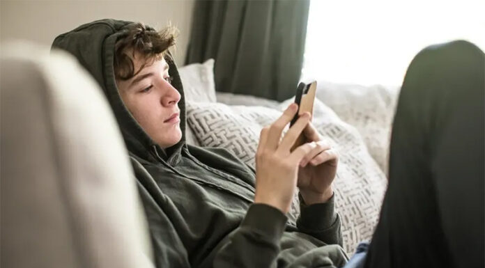 Adolescentes sin redes sociales: un país ensaya una ley innovadora