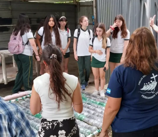 Con apoyo del CICACZ, estudiantes de Zárate construyeron un colector solar para una escuela de Isla Talavera