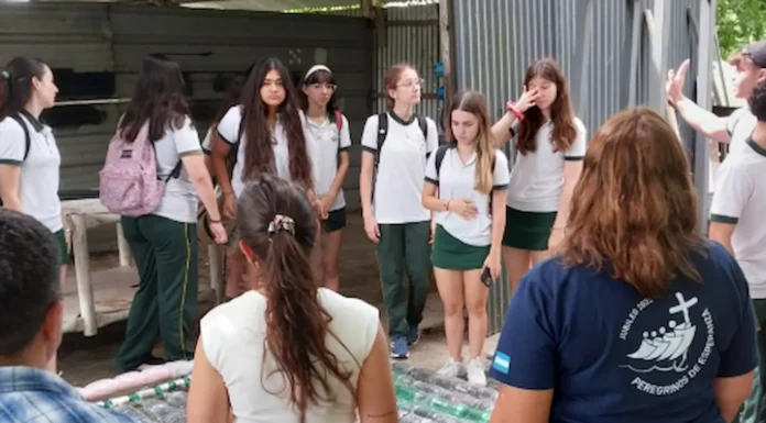 Con apoyo del CICACZ, estudiantes de Zárate construyeron un colector solar para una escuela de Isla Talavera
