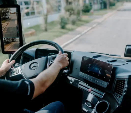 En Zárate: Mercedes-Benz Camiones y Buses y AXION energy reafirmaron su alianza estratégica y celebraron el Día del Camionero