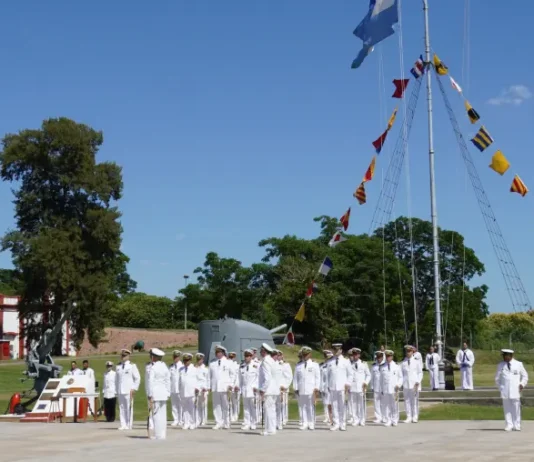 Acto de cambio de comando en la Base Naval Zárate, con presencia de autoridades y veteranos