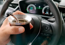 Una provincia multará con $500.000 a quienes conduzcan un auto tomando mate: qué dice la Ley de tránsito