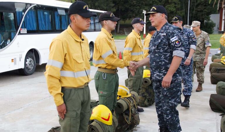 Desde Zárate: La Base Naval de la Armada Argentina desplegó brigadistas forestales a Esquel
