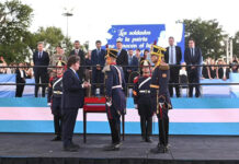 Milei entregó el sable corvo de San Martín a los Granaderos y aprovechó para pegarle al kirchnerismo